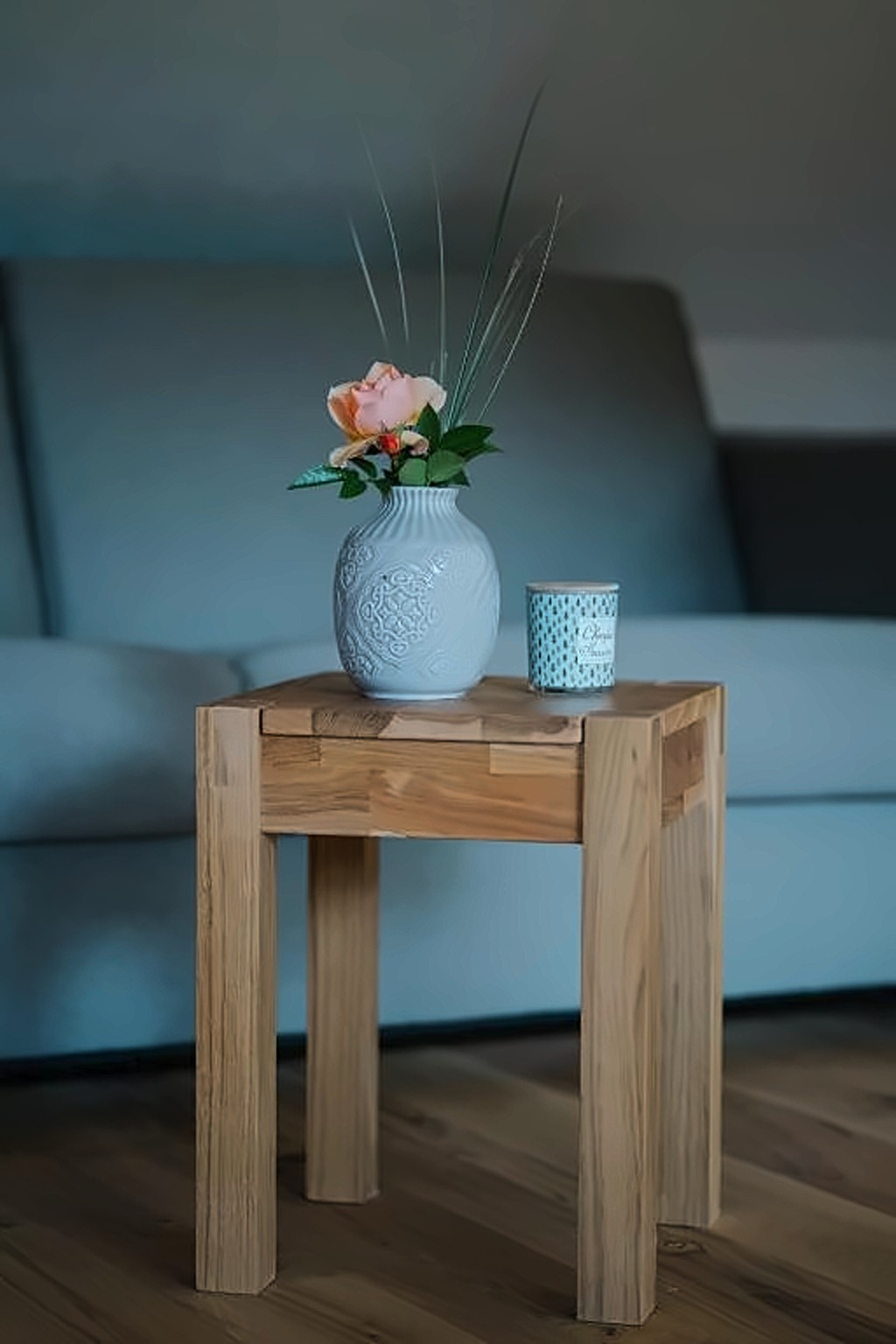 Beistelltisch mit Blumen
