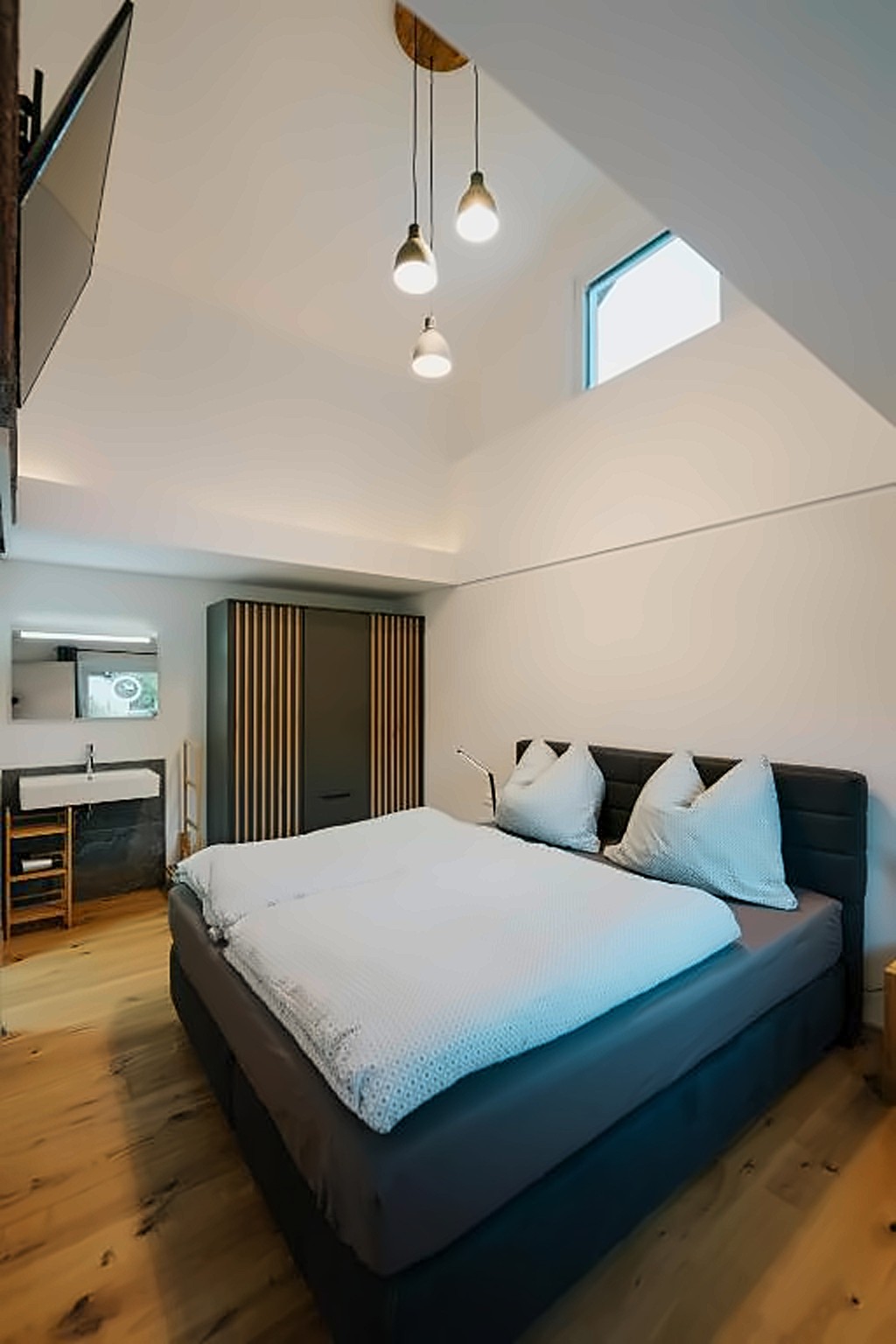 Badezimmer mit Lamellenwand