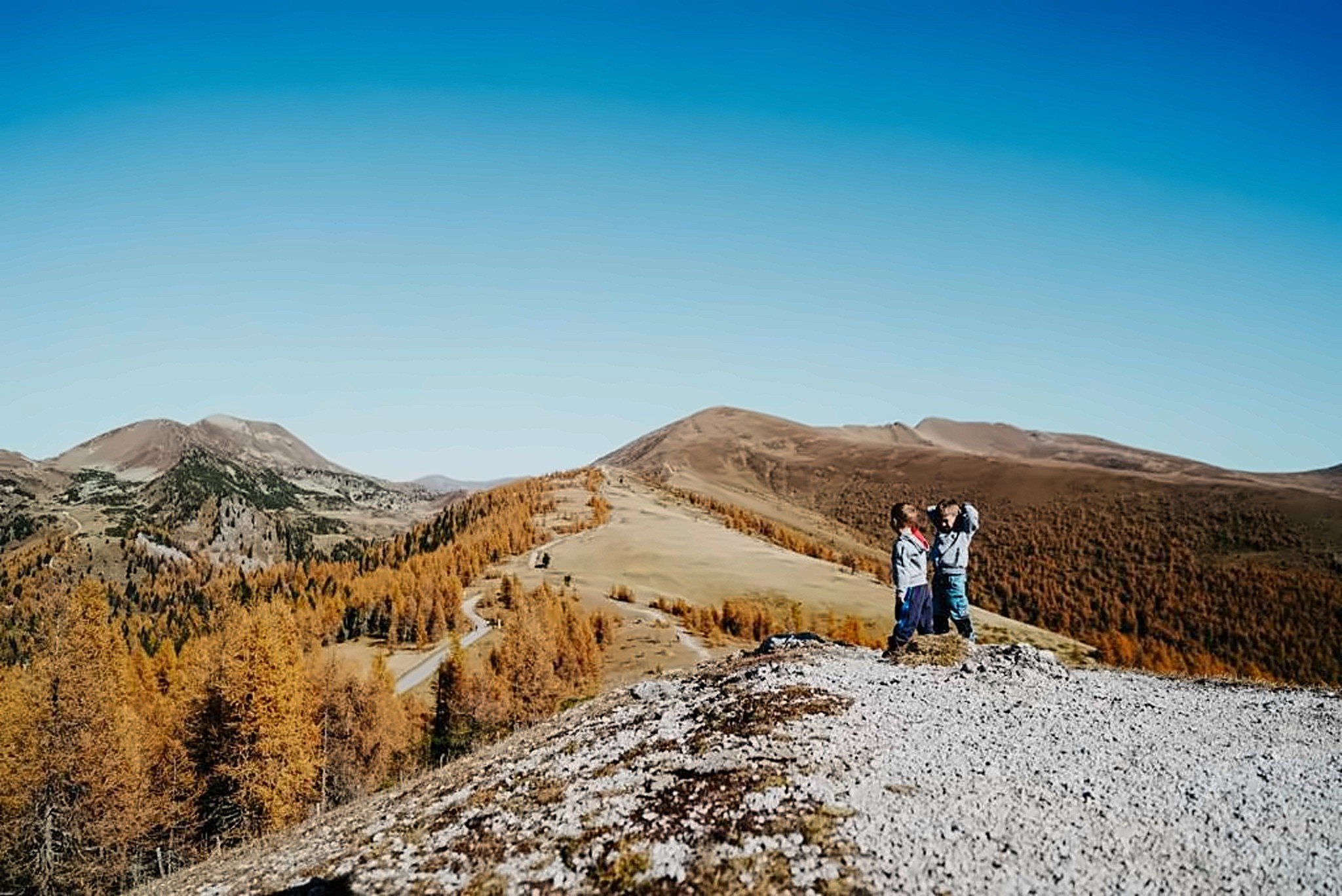 Wanderer am Gipfelgrat im Herbst