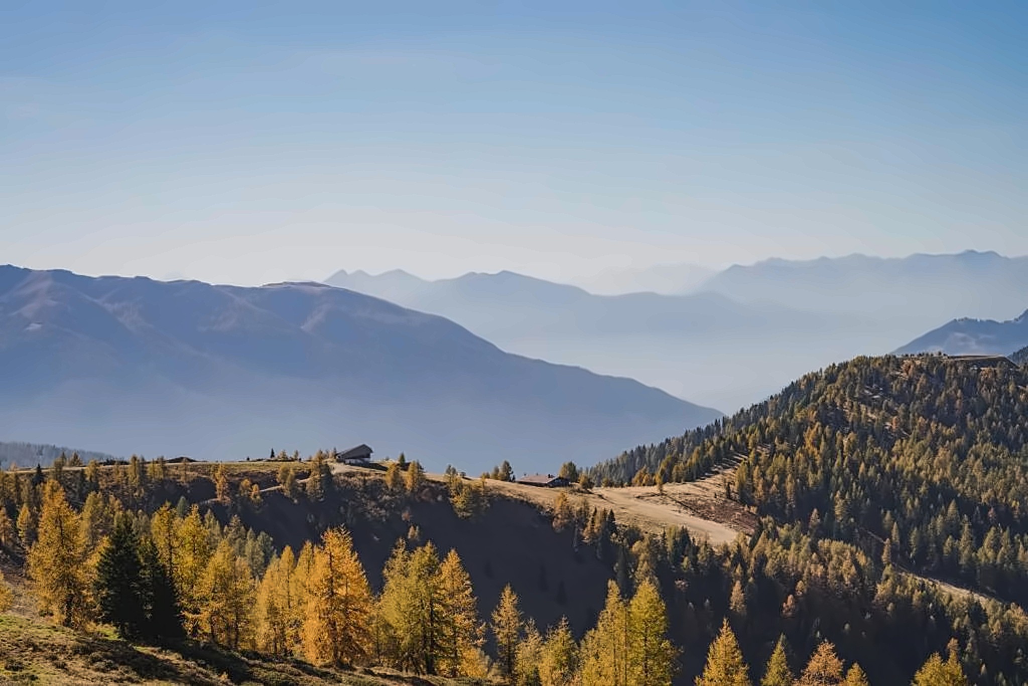 Nebelverhangene Gipfel der Nockberge