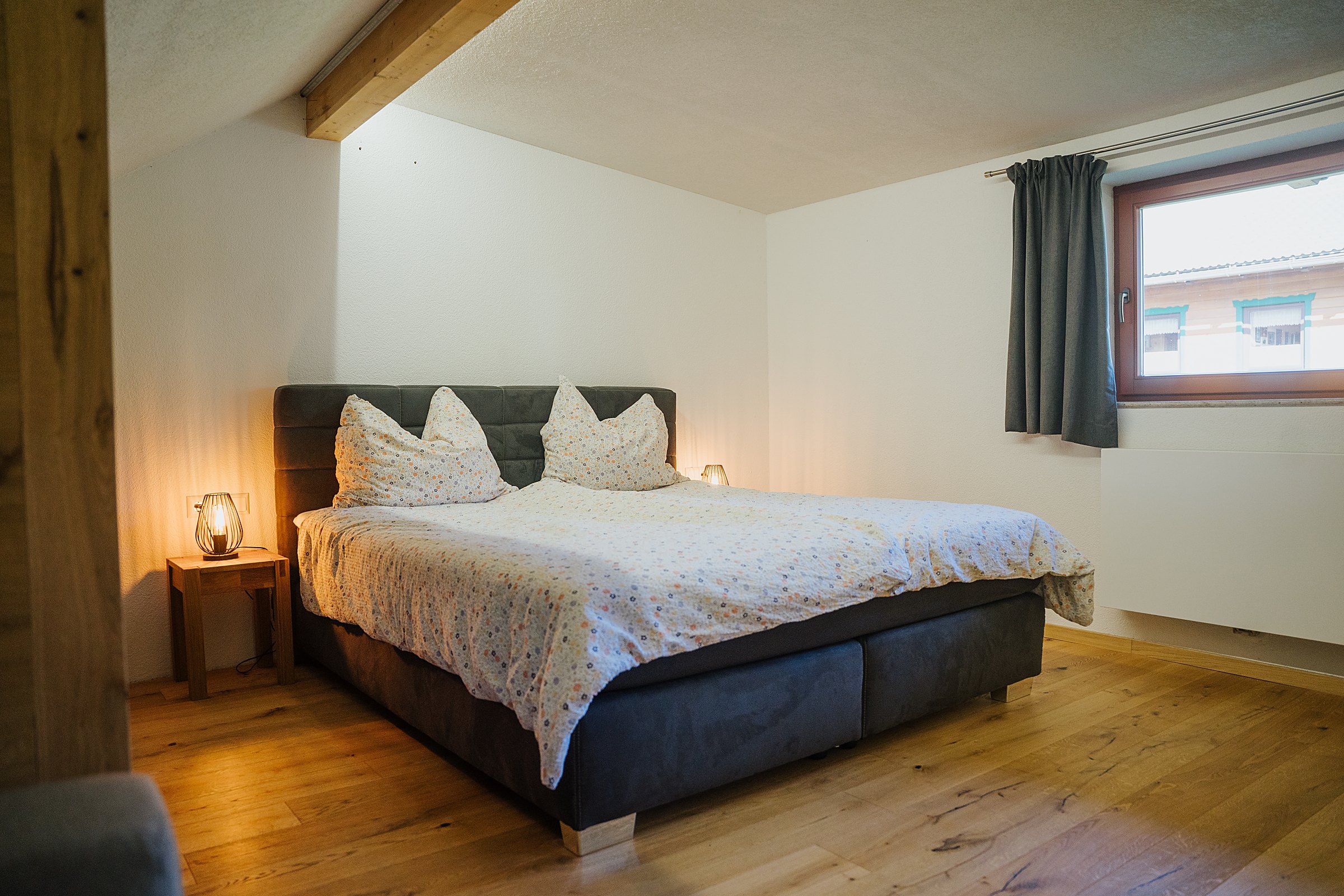 Schlafzimmer mit Doppelbett unter Dachschräge im Ferienhaus Gnesau