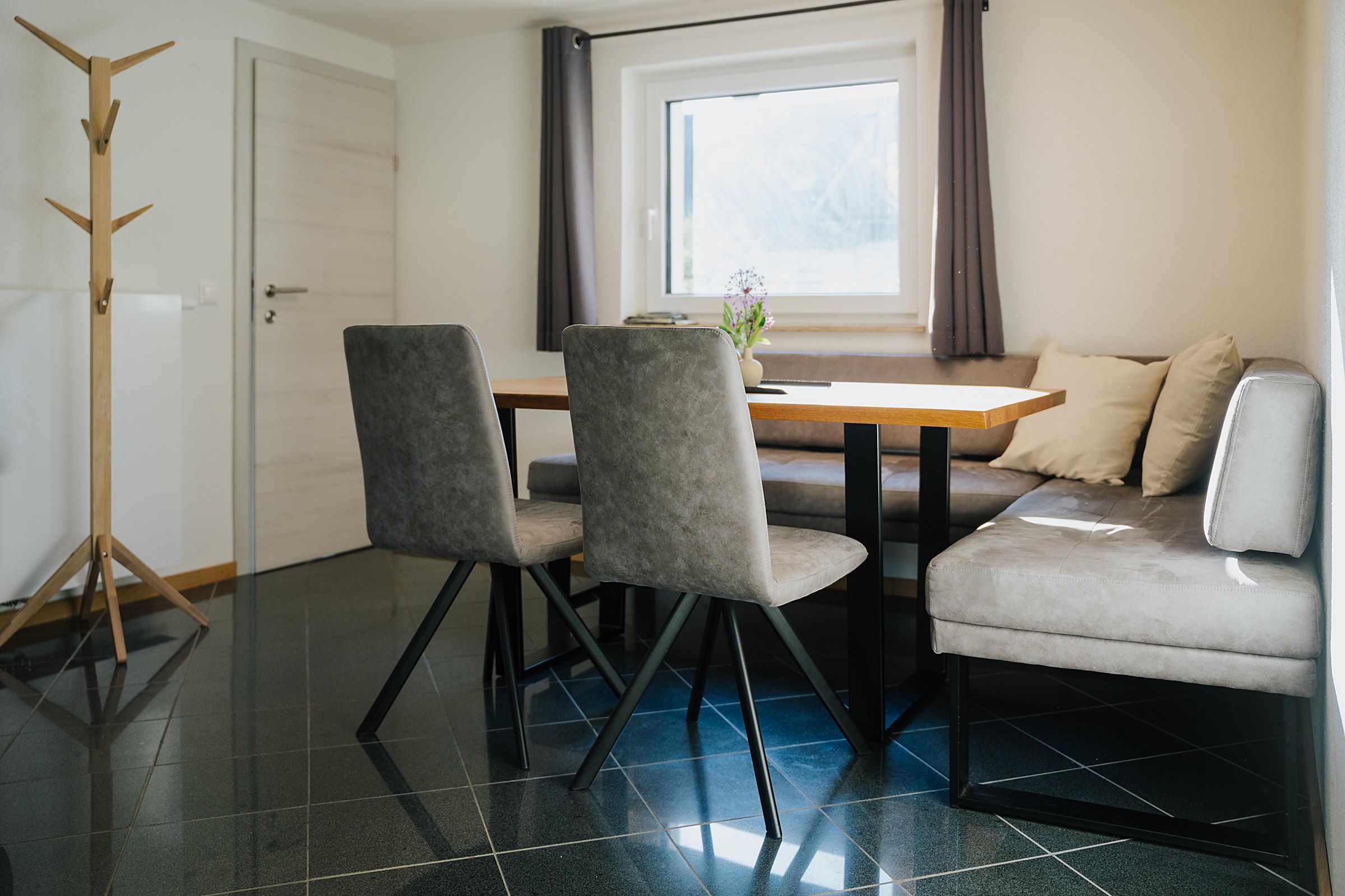 Heller Essbereich mit Design-Stühlen und Eckbank im Ferienhaus Gnesau