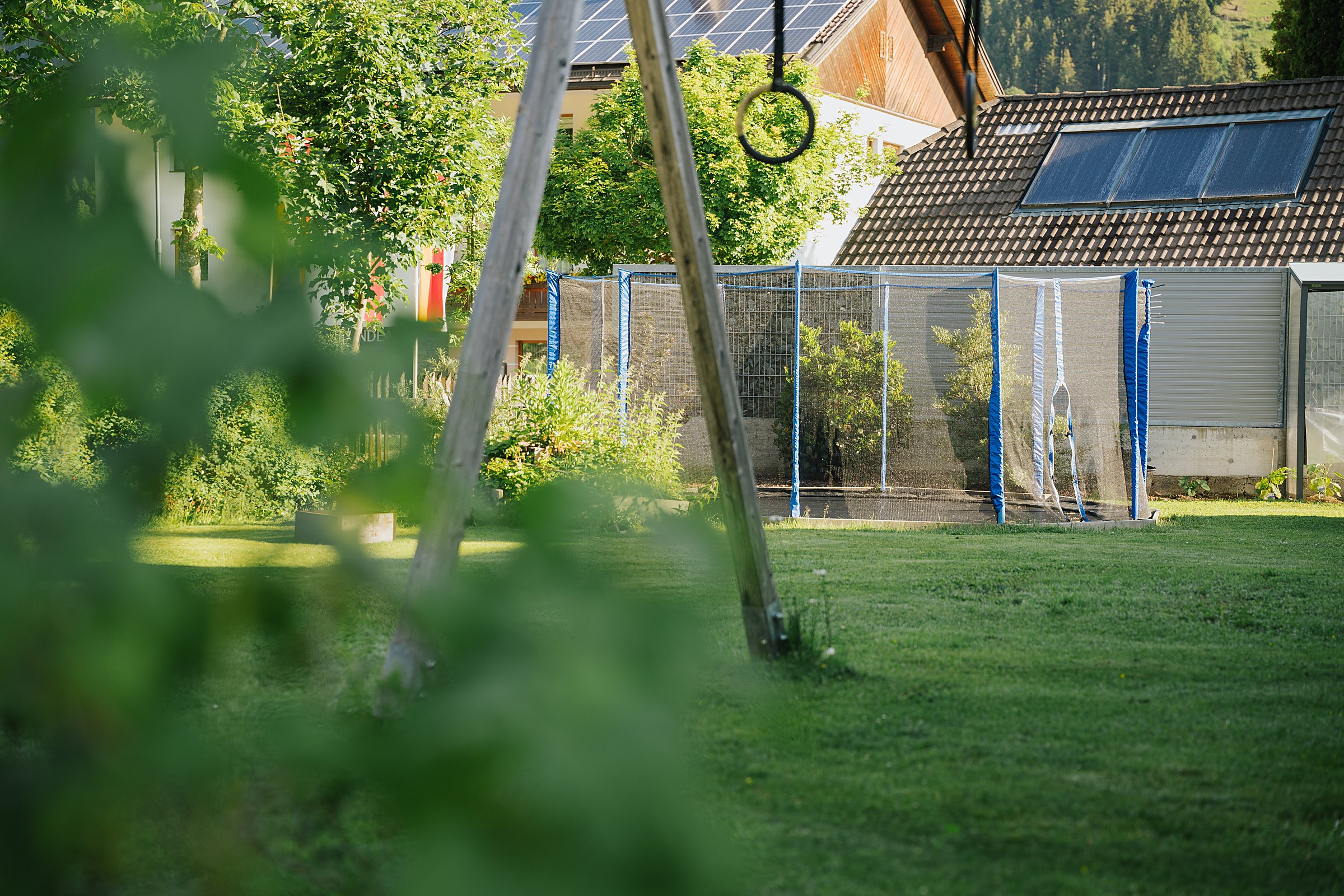 Kinderfreundlicher Garten mit Trampolin