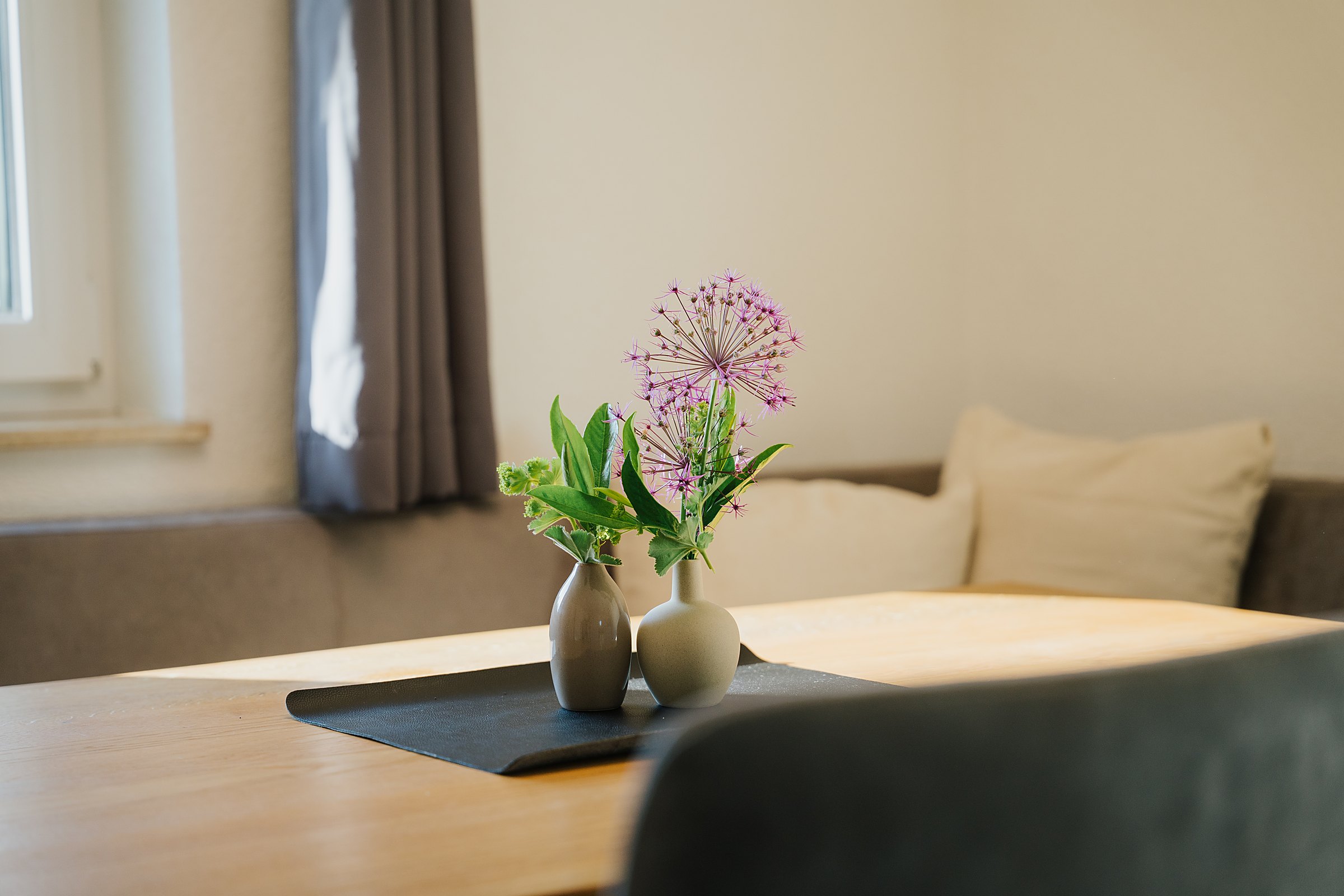 Wohnbereich mit Sofa und frischen Blumen