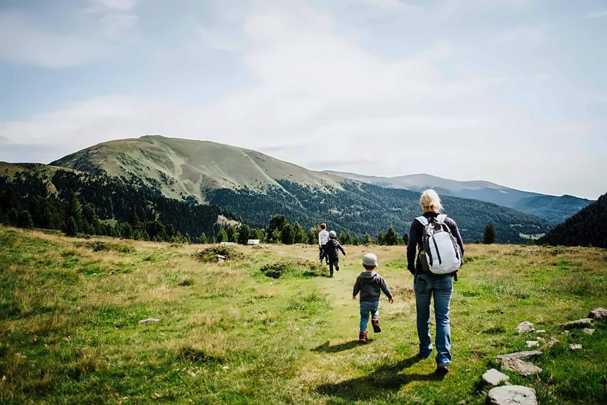 Wandernde Familie auf einem Almweg in den Nockbergen