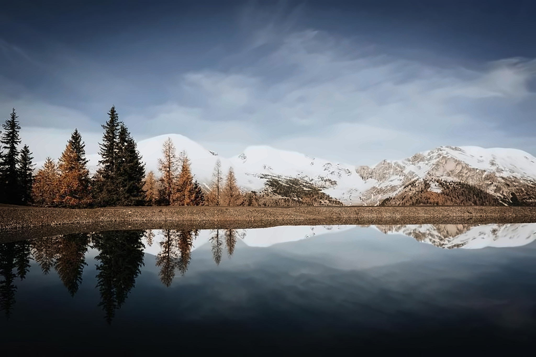 Verschneiter Bergsee in winterlicher Landschaft