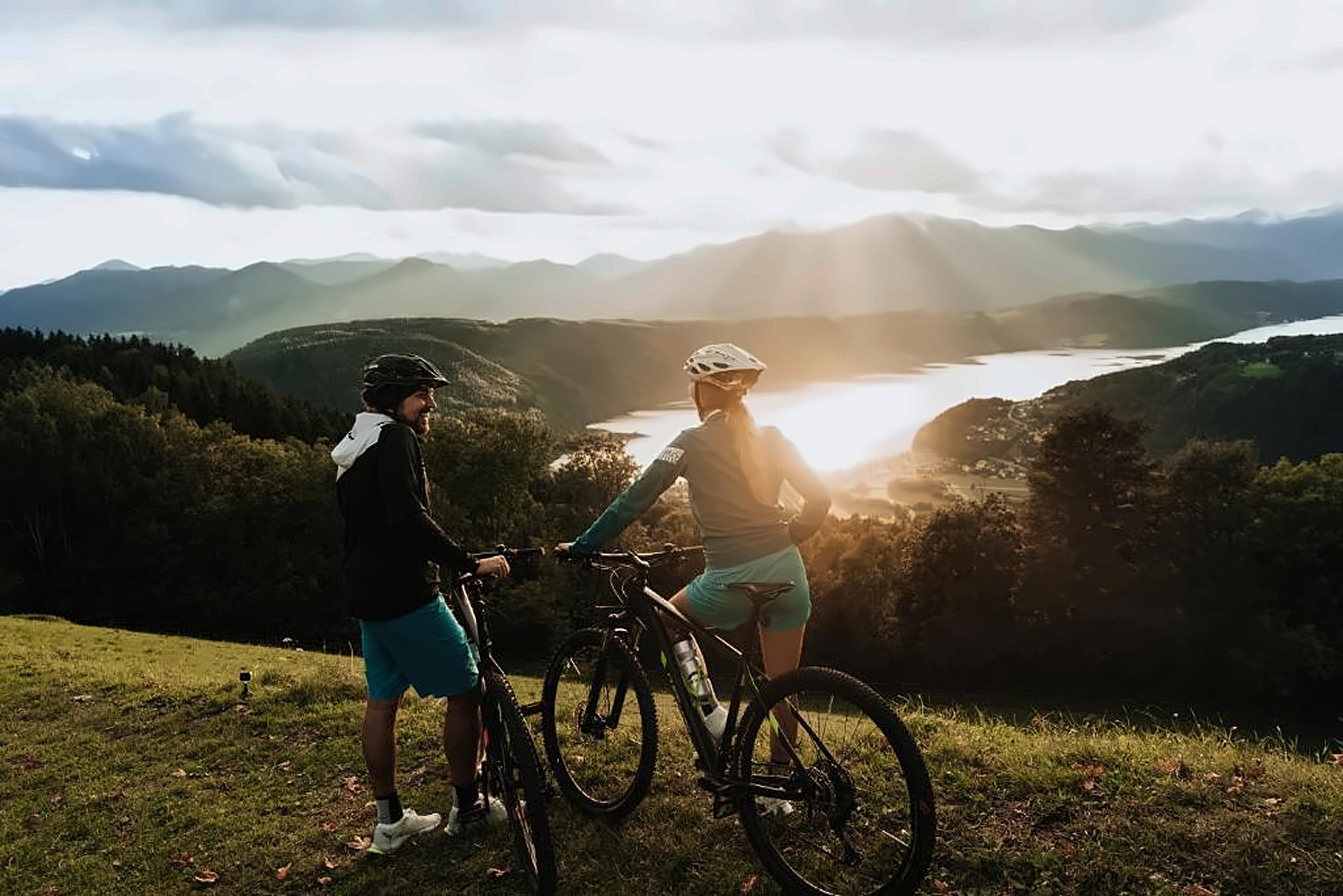 Mountainbiker bei Sonnenuntergang auf einem Bergtrail