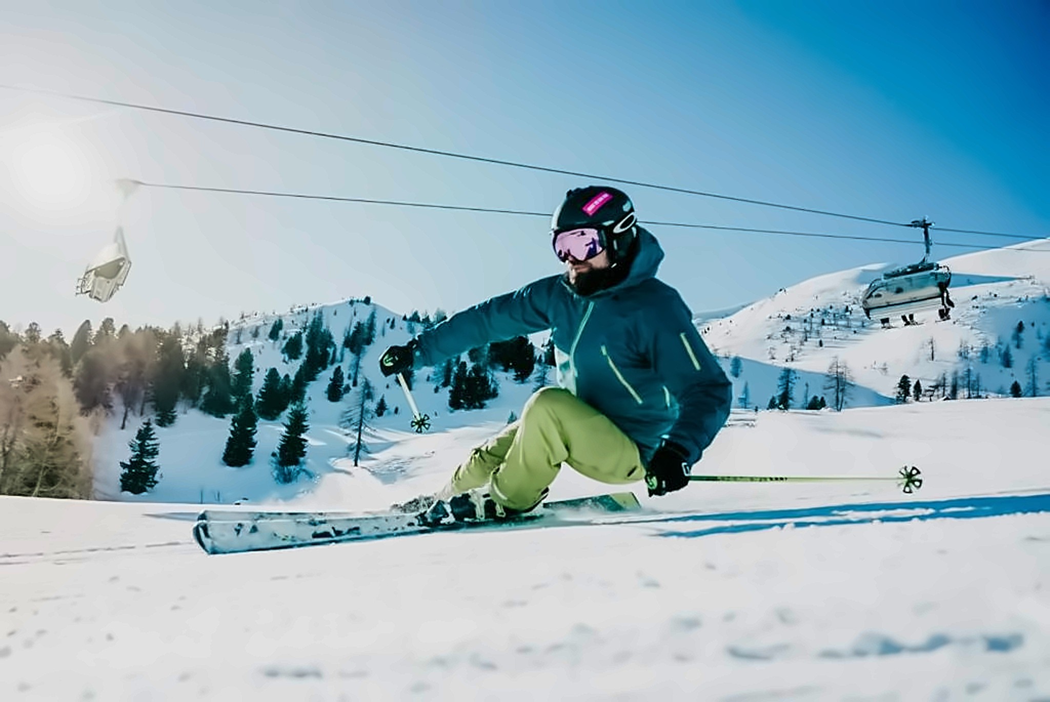 Skifahren mit Bergpanorama