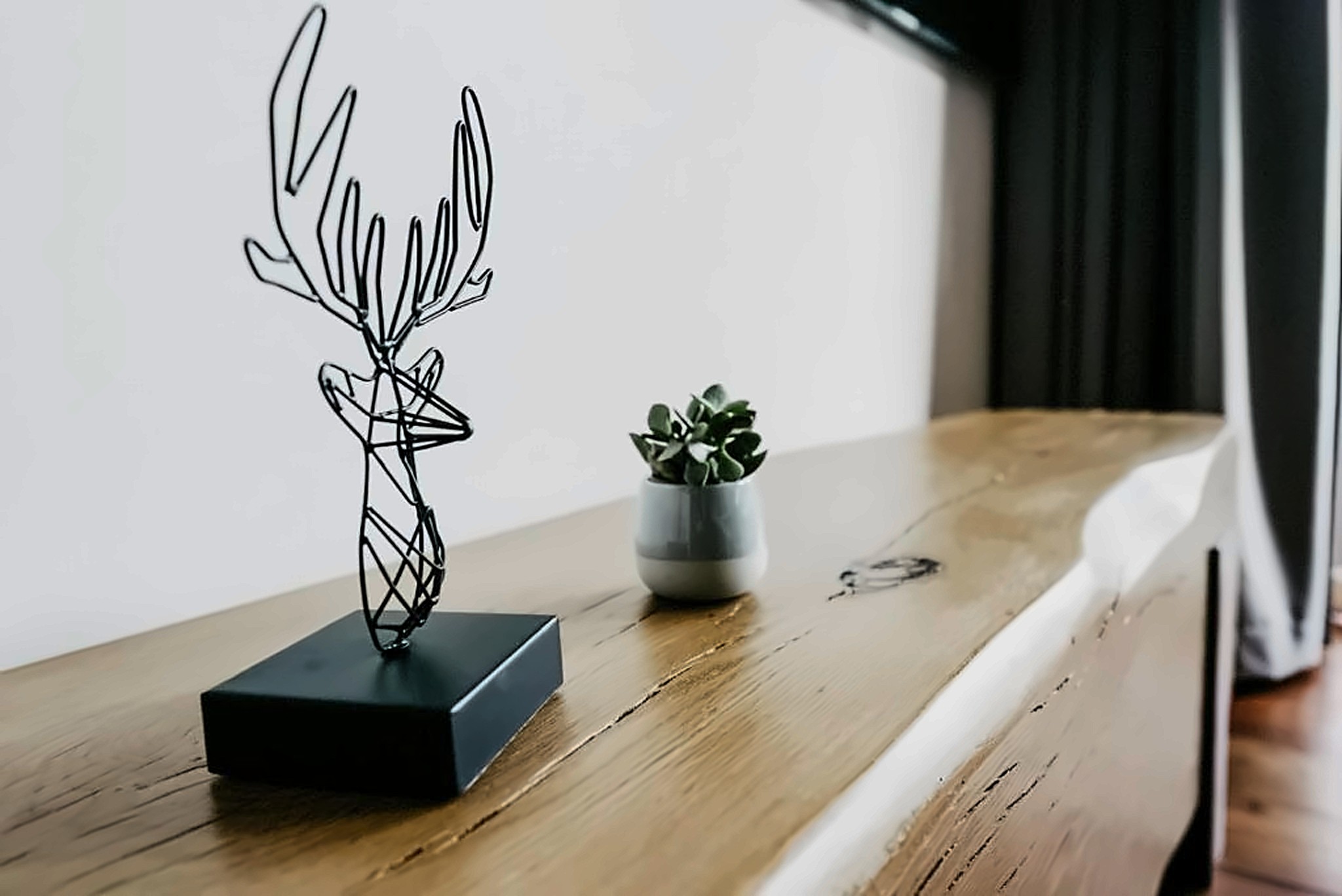 Wohndetail mit Hirsch-Skulptur