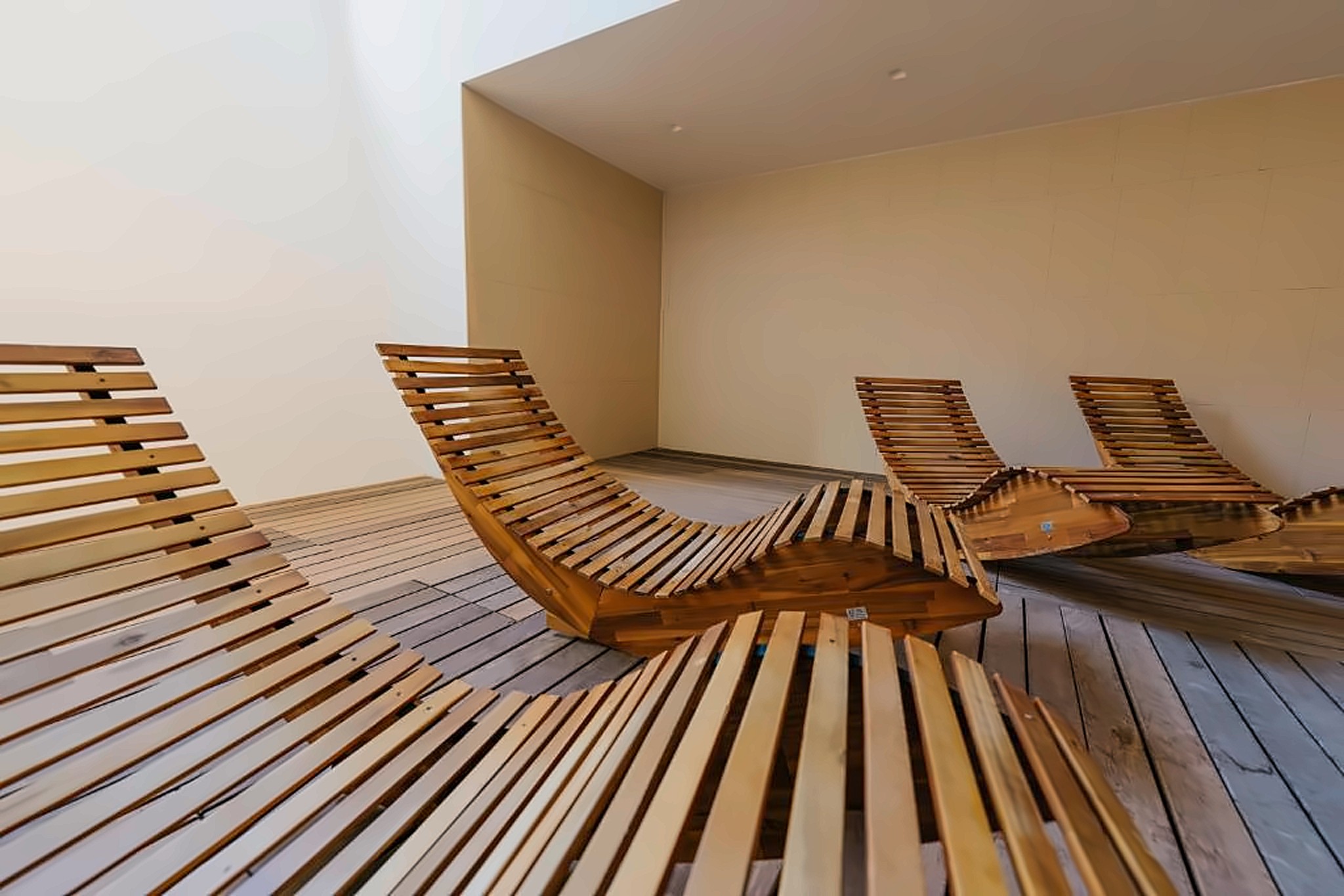 Ruhebereich mit Sauna-Liegen